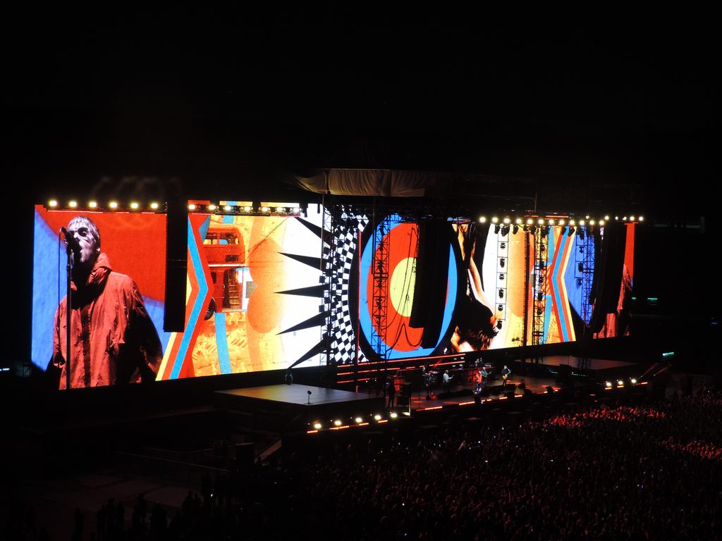 Artes incríveis foram exibidas durante todo o show do Oasis.
